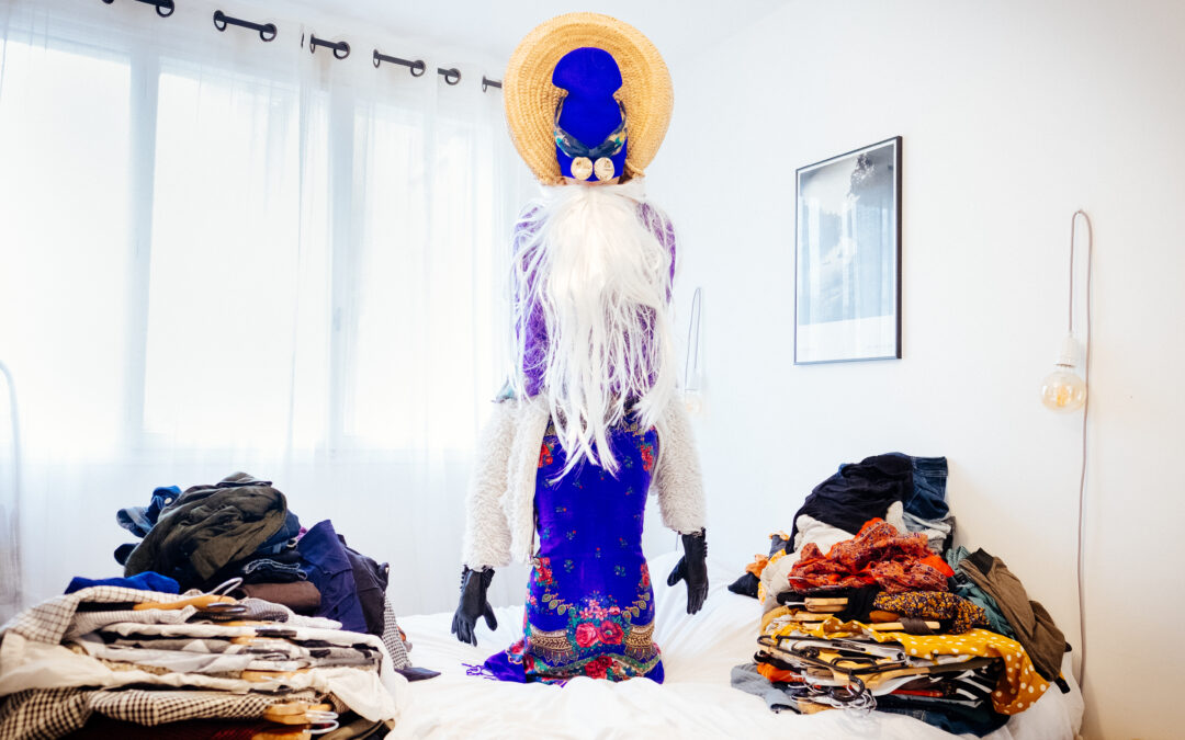 Prochaine exposition à l&rsquo;Abri mémoire – Fast Fashion : l&rsquo;art pour en découdre !